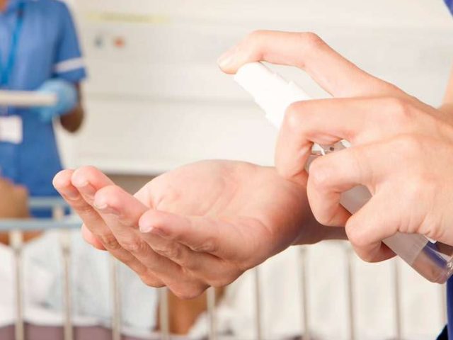 Uszkodzenia skóry rąk u&nbsp;personelu medycznego – przyczyny i&nbsp;profilaktyka