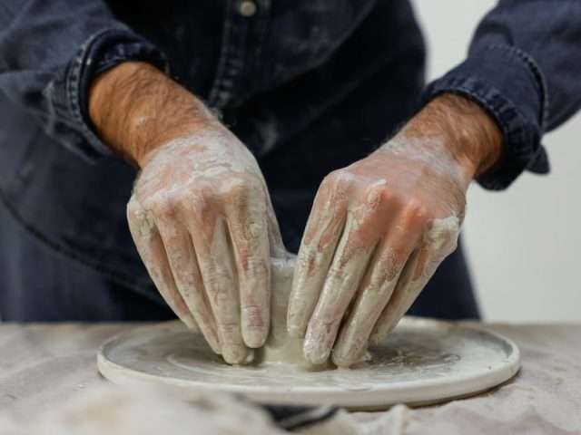 Sucha i popękana skóra dłoni – przyczyny, objawy i skuteczna pielęgnacja