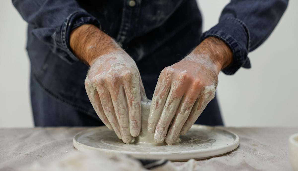 Sucha i popękana skóra dłoni – przyczyny, objawy i skuteczna pielęgnacja