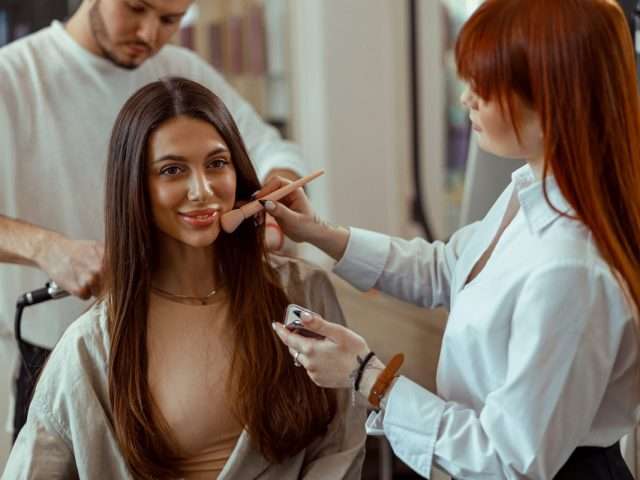 Krem dla fryzjerów i&nbsp;kosmetyczek – jak chronić dłonie w&nbsp;pracy z&nbsp;chemią i&nbsp;dezynfekcją?