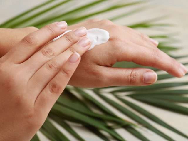 Rola witaminy E&nbsp;i&nbsp;kwasu hialuronowego w&nbsp;pielęgnacji skóry dłoni