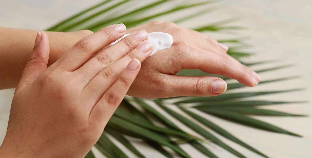 Rola witaminy E&nbsp;i&nbsp;kwasu hialuronowego w&nbsp;pielęgnacji skóry dłoni