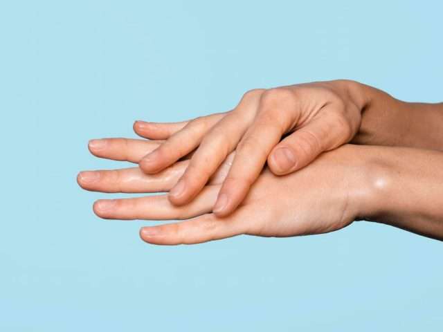 Masz wysuszone dłonie? Sprawdź, co&nbsp;naprawdę działa na&nbsp;regenerację skóry