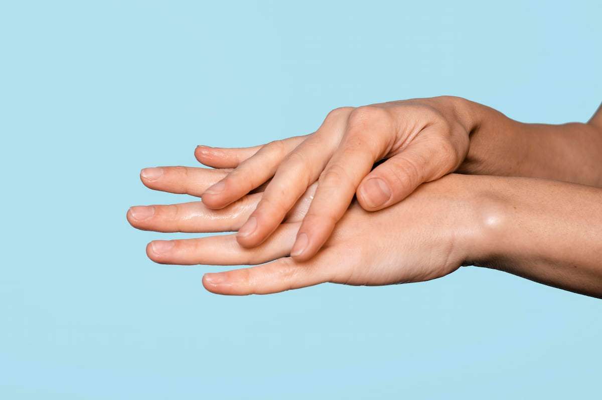 Masz wysuszone dłonie? Sprawdź, co naprawdę działa na regenerację skóry