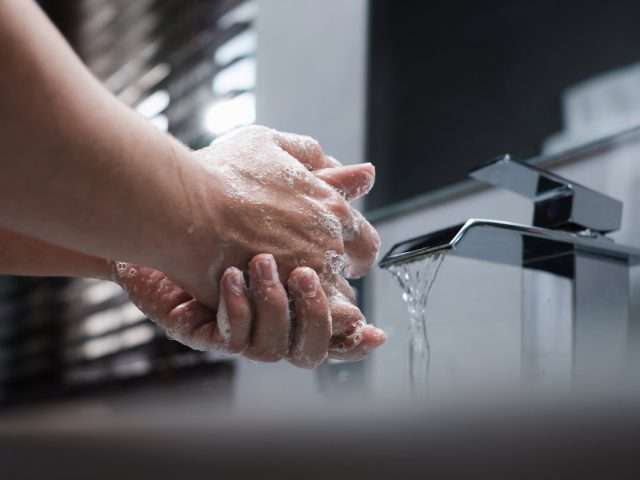 Dlaczego skóra dłoni niszczy się od&nbsp;częstego mycia? Mechanizm krok po&nbsp;kroku