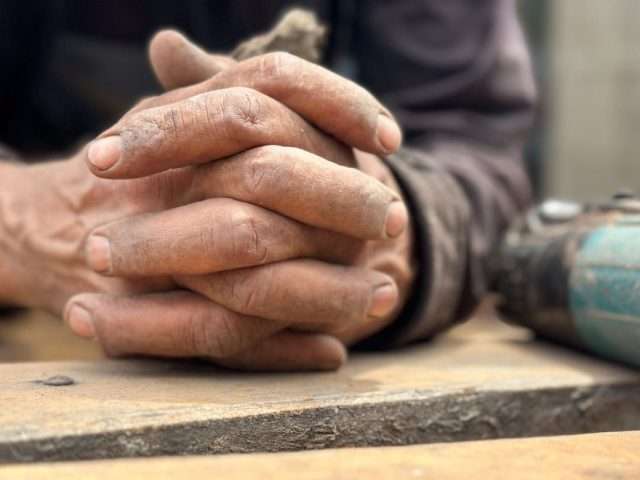 Pielęgnacja dłoni w pracy biurowej vs fizycznej – dlaczego jedna metoda nie działa?