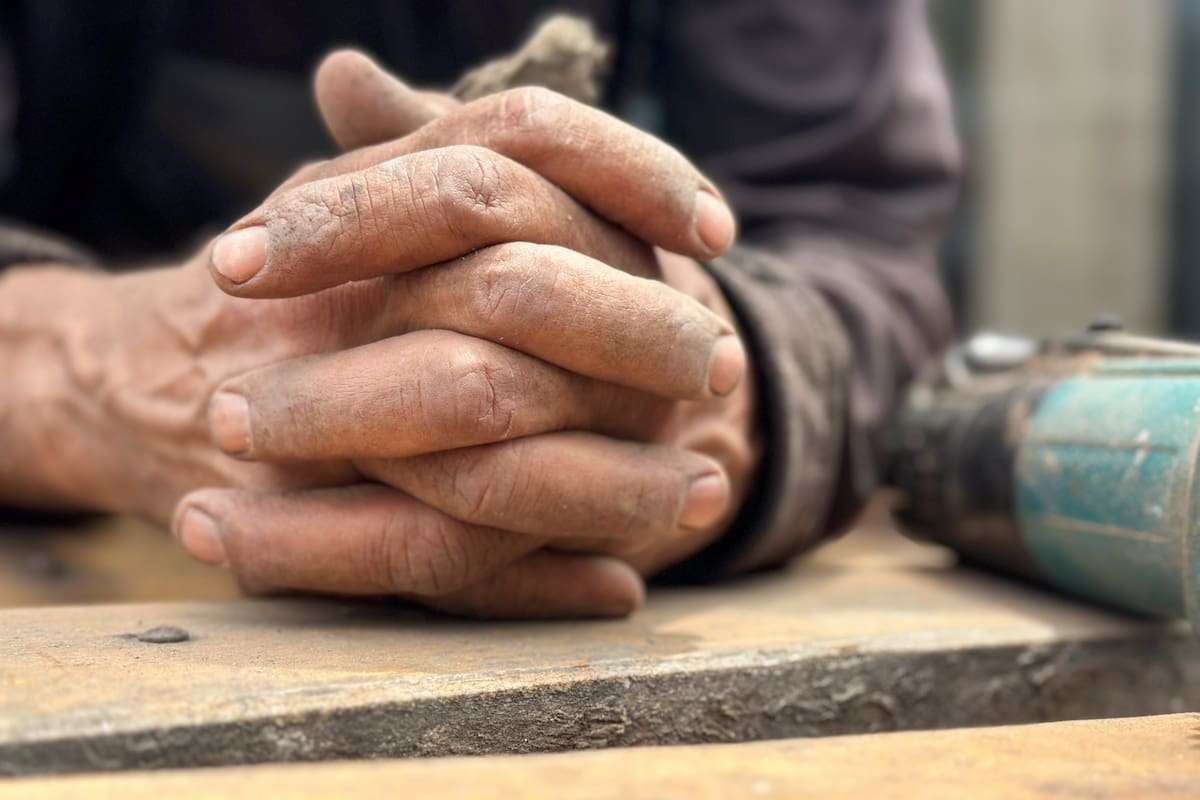 Pielęgnacja dłoni w&nbsp;pracy biurowej vs fizycznej – dlaczego jedna metoda nie&nbsp;działa?